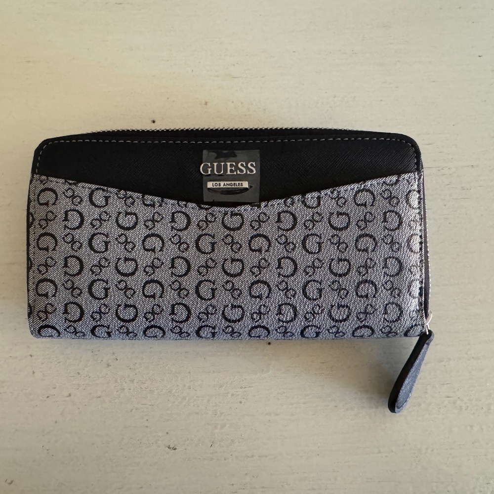 Brand New GUESS Wallet – Stylish & Chic!